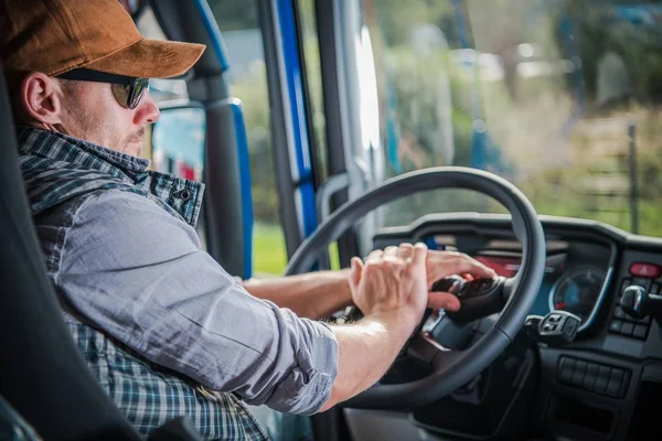 Ein Kaukasischer Lastwagenfahrer Seinen Dreißigern Der Halbkabine Moderner Transportjob — Stockfoto