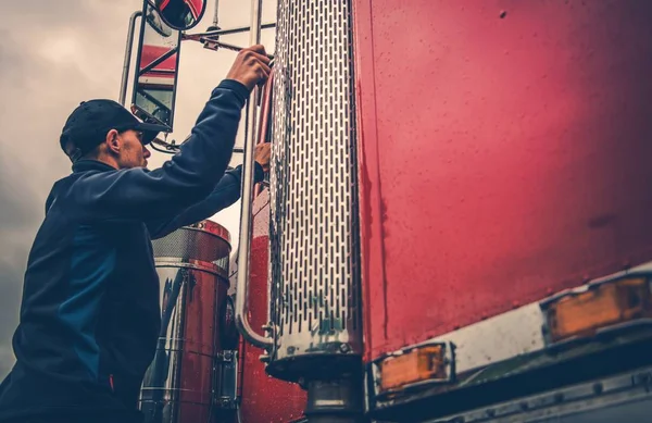 輸送業界のテーマ 高負荷で外回りをするトラック タイムに入るトラック ドライバー — ストック写真