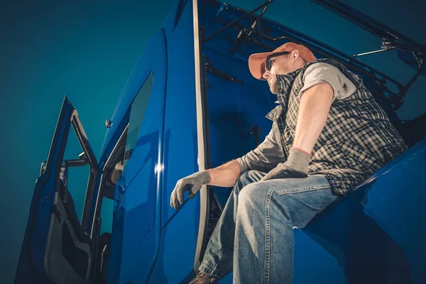 Lastwagenfahrer Gütertransport Kaukasische Männer Sitzen Auf Seinem Sattelschlepper Und Genießen — Stockfoto