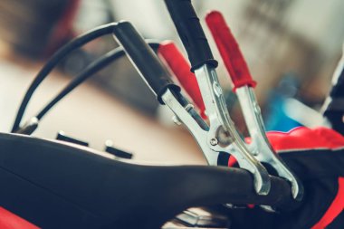 Araba elektrik kablosuna Closeup fotoğraf. Otomotiv tema. Oto Servis Ekipmanları. 