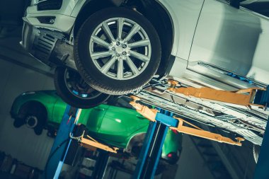 Otomotiv Sanayi. Otomatik servis merkezi modern araçlarda. Asansörler araçlarda onarma. 