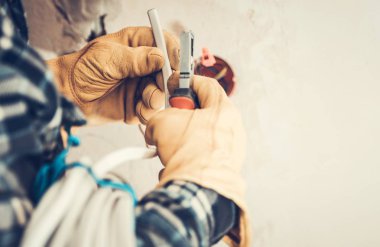 Elektrik tesisatı işleri. Portre fotoğraf. Elektrikçi ve belgili tanımlık tel kablo. İnşaat Tema.