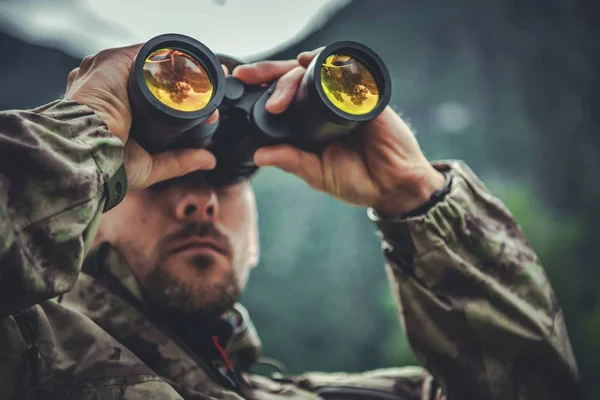 Ein Kaukasischer Soldat Seinen Dreißigern Mit Einem Fernglas Der Hand — Stockfoto