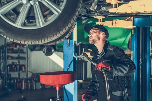 Car Oil Change Auto Service Caucasian Mechanic Preparing Equipment Remove — Stock Photo, Image