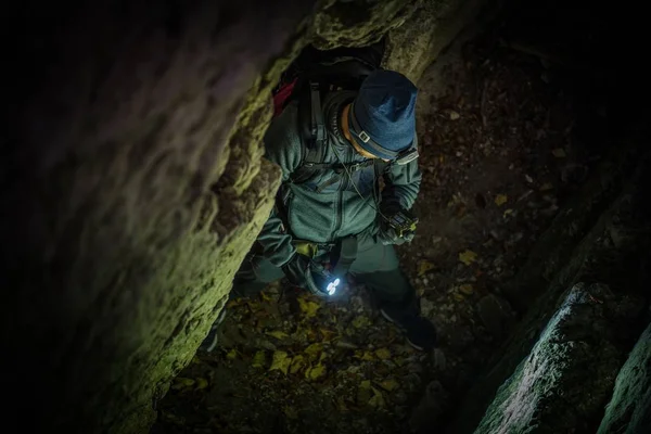 Explorador Cavernas Caucasianas Com Dispositivo Bússola Que Procura Caminho Certo — Fotografia de Stock