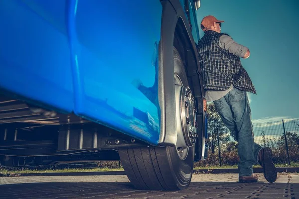 Güterverkehrstreiber Kaukasischer Trucker Und Sein Sattelzug Auf Der Rastanlage — Stockfoto