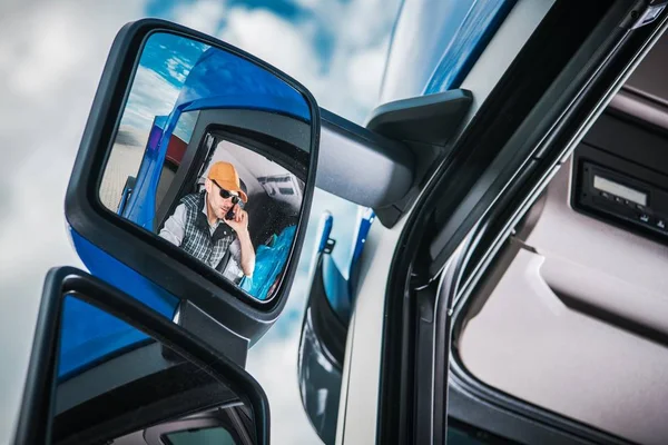 Vrachtwagenchauffeur Spiegel Van Het Voertuig Kaukasische Trucker Telefoongesprek Maken Dispatcher — Stockfoto
