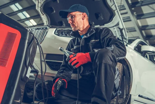 Καυκάσιος Auto Εργαζόμενος Υπηρεσία Προετοιμασία Αυτοκινήτου Εκκινητής Μπαταρίας — Φωτογραφία Αρχείου