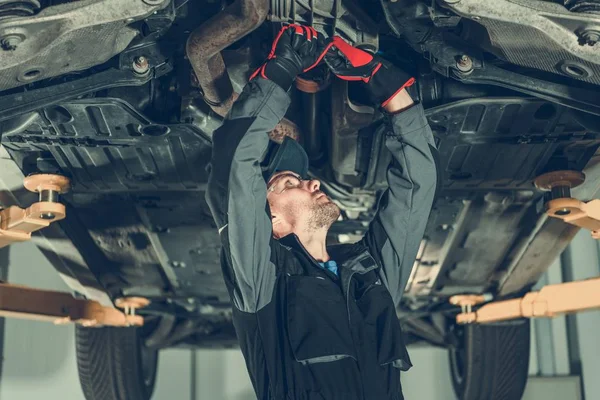 Carro Mecânico Undercarriage Manutenção Trabalhador Caucasiano Ajustando Tensão Veículo Drivetrain — Fotografia de Stock