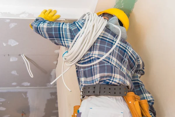 Électricien Chantier Travailleur Caucasien Avec Câbles Électriques — Photo