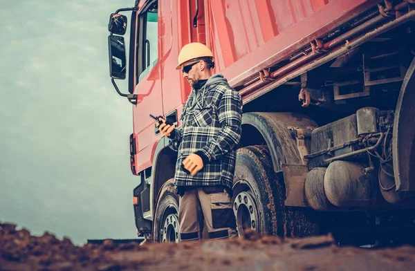 高加索自卸车司机在他的30多岁和建筑工地充满污垢移动 — 图库照片