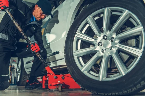 Mecânico Automotivo Caucasiano Com Elevador Carro Floor Jack Manutenção Veículo — Fotografia de Stock