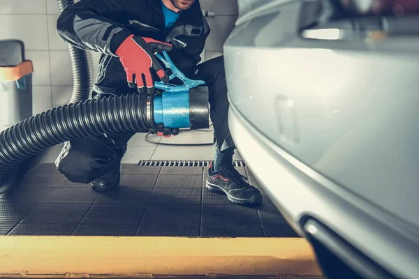 Removendo Poluição Carro Durante Manutenção Dentro Edifício Serviço Automático Equipamento — Fotografia de Stock