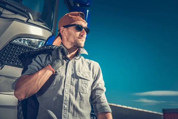 Camionneur Caucasien Détendu Portant Chapeau Baseball Des Lunettes Soleil Semi — Photo