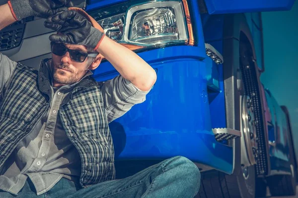 Conductor Camión Caucásico Cansado Sus Años Descansando Frente Semi Tractor —  Fotos de Stock