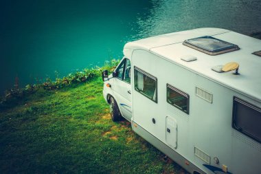 Waterfront eğlence araç kamp. Camper Van buzul Gölü kenarında. 