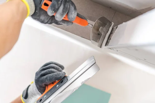 Elementos Teto Drywall Para Construção Iluminação Led Trabalhador Remendar Drywall — Fotografia de Stock