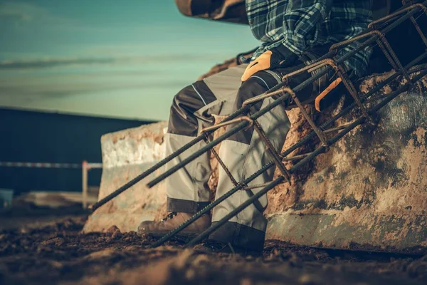 Bouwvakker Met Element Van Bouw Van Stalen Versterking Een Hand — Stockfoto