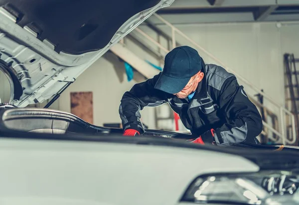 Car Mechanic Duty Caucasian Auto Service Worker Looking Vehicle Hood — Stock Photo, Image