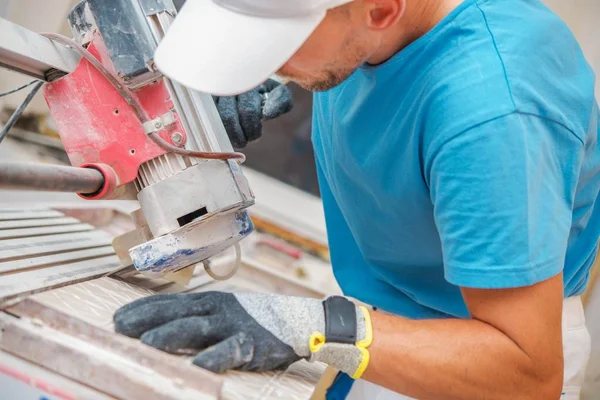 Keramické Dlaždice Řezání Kavkazské Stavební Dělník Koupelna Remodeling — Stock fotografie