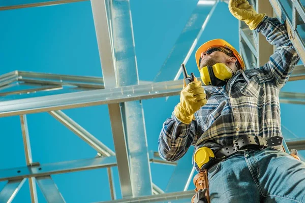 Trabalhador Construção Serviço Empreiteiro Caucasiano Com Walkie Talkie Skeleton Steel — Fotografia de Stock