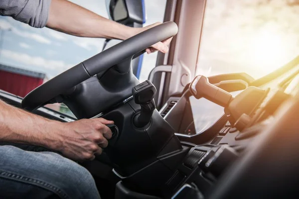欧洲卡车驾驶 现代半卡车机舱内饰 高加索卡车司机把手放在方向盘上 — 图库照片