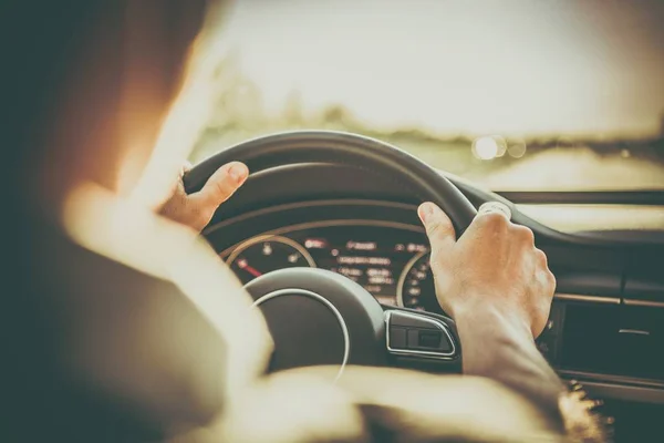 Motorista Carro Homens Caucasianos Atrás Volante Veículo Moderno Conceito Automotivo — Fotografia de Stock