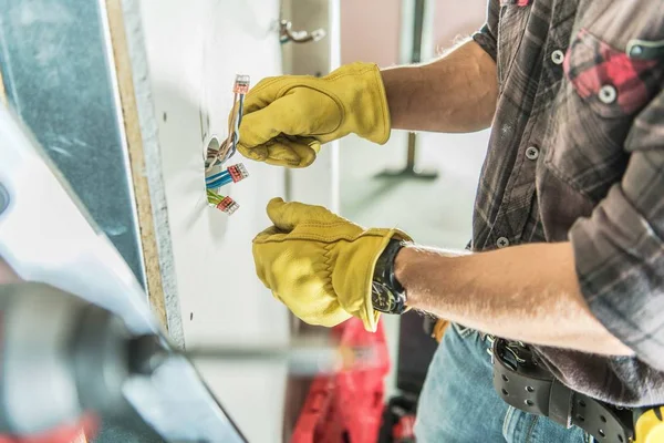 Kavkazská Elektrikář Instalací Další Zásuvky Uvnitř Nově Postavený Dům Stavební — Stock fotografie