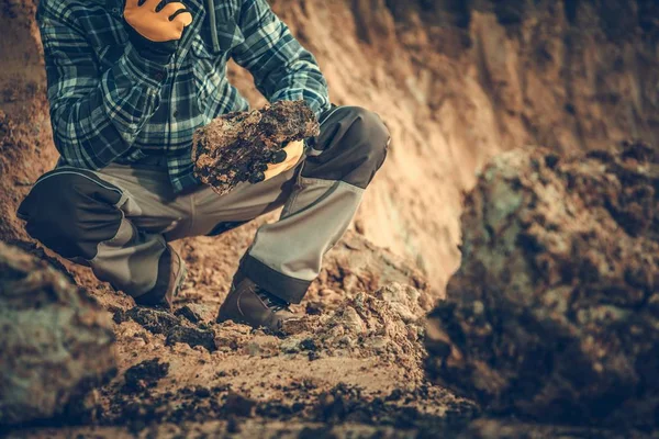 Kaukasischer Geologe Überprüft Den Boden Auf Der Baustelle — Stockfoto