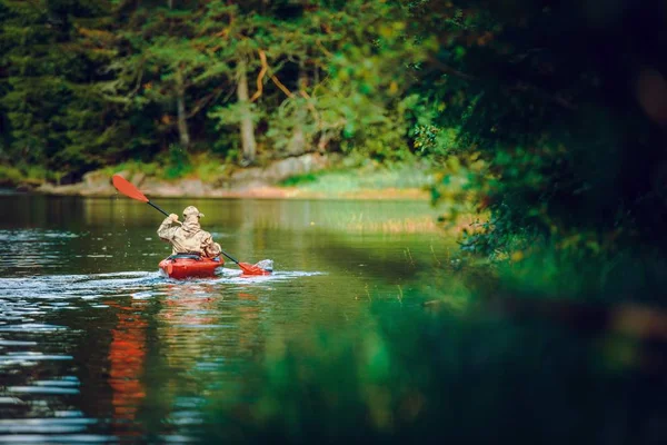 Kajak Wycieczki Rzece Noszenie Kamuflażu Kajaku Czerwony Kaukaski Mężczyzn Sport — Zdjęcie stockowe