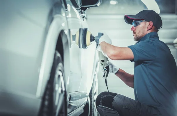 Professionele Autolichaam Waxen Door Kaukasische Auto Detaillering Van Werknemer Zijn — Stockfoto