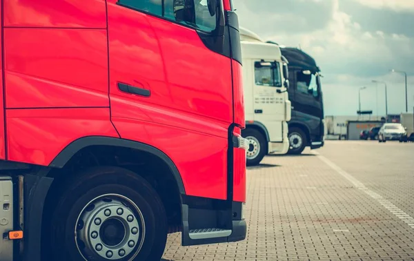 Semi Trucks Parcheggio Tema Dell Industria Automobilistica Arresto Camion — Foto Stock