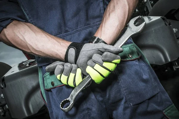 Полугрузовик Caucan Mechanic Фото Люди Большим Гаечным Ключом Скрещивают Руки — стоковое фото