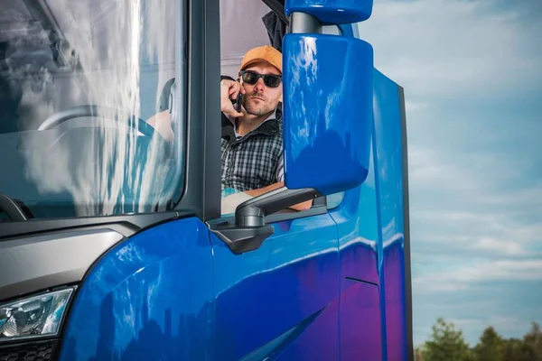 Водій Вантажівки Робить Телефонний Дзвінок Від Всередині Його Підлозі Вантажівки — стокове фото