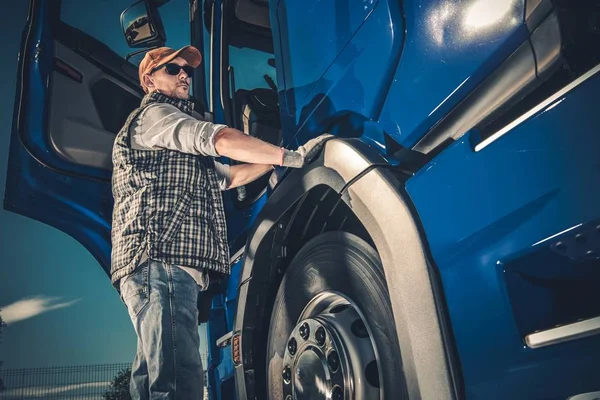 Trucker Und Das Thema Moderner Lkw Transport — Stockfoto