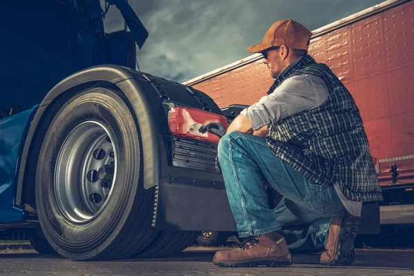 Lkw Fahrer Seinen 30Er Jahren Überprüft Rücklicht Seines Sattelzugs — Stockfoto