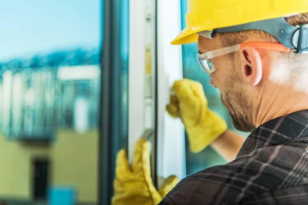 Trabajo Instalador Windows Hombres Caucásicos Que Usan Sombrero Duro Amarillo — Foto de Stock