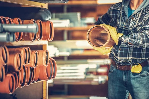 Tubi Plastica Del Sistema Settico Residenziale Operaio Edile Con Tubo — Foto Stock