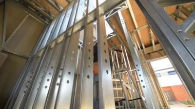 Çelik çerçeve konut yapı ve beyaz inşaat işçisi merdiven. 