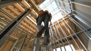 İnşaat alanında. Beyaz çelik çerçeve ev yüklenici Builder merdiven. 