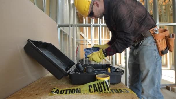 Stavební Dělník Jeho 30S Připravuje Jeho Nástroje Pro Práci Ochranná — Stock video