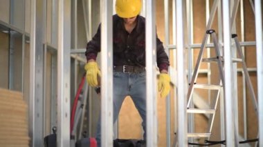 Beyaz yüklenici çalışan ve işini. Çelik yapı çerçeve.