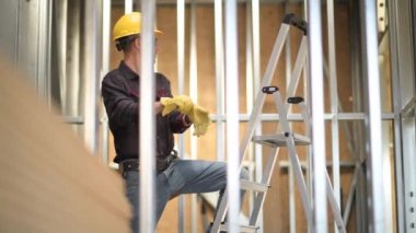 Onun 30s inşaat işçisi iş için hazırlanıyor