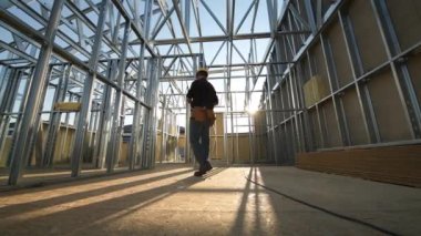 İnşaat alanında. Bina ve Yüklenici alt çelik çerçeve.