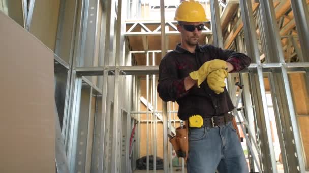 承包商工人与钢架住宅楼施工现场 — 图库视频影像