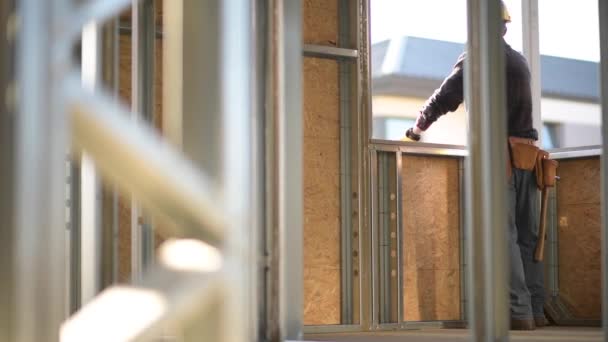 Trabajador Construcción Casco Duro Relajante Ventana Casa — Vídeo de stock