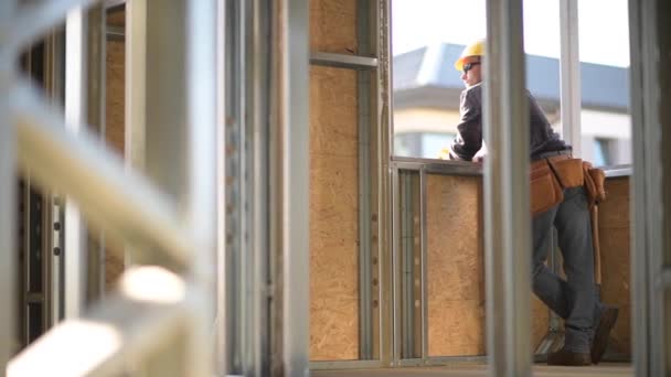 Trabajador Construcción Años Con Sombrero Duro Relajante Ventana Casa — Vídeos de Stock