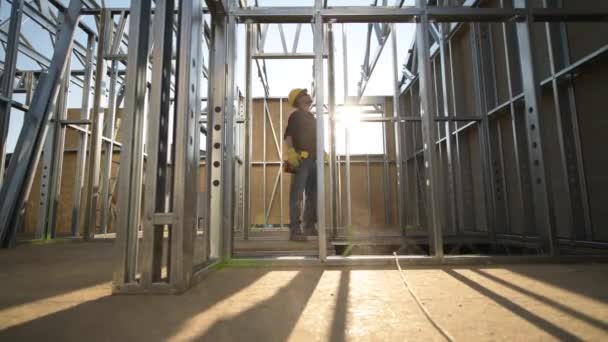 Edificio Steel Frame House Trabajador Caucásico Zona Construcción — Vídeos de Stock