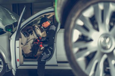 Otomotiv teknisyeni iş. Otomotiv Servis işçisi fiş bilgisayar tanı araç motoru ile.