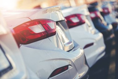 Araba fabrika çıkış. Satır Bayilik dağıtım için yeni araçlar hazır.